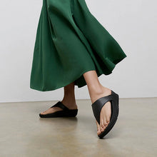 Load image into Gallery viewer, Fitflop I88 001 LULU LEATHER TOE POST