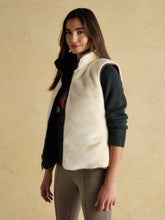 Load image into Gallery viewer, Joules Au4704 FAUX FUR GILET
