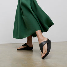 Load image into Gallery viewer, Fitflop 188-001 Lulu leather toe post
